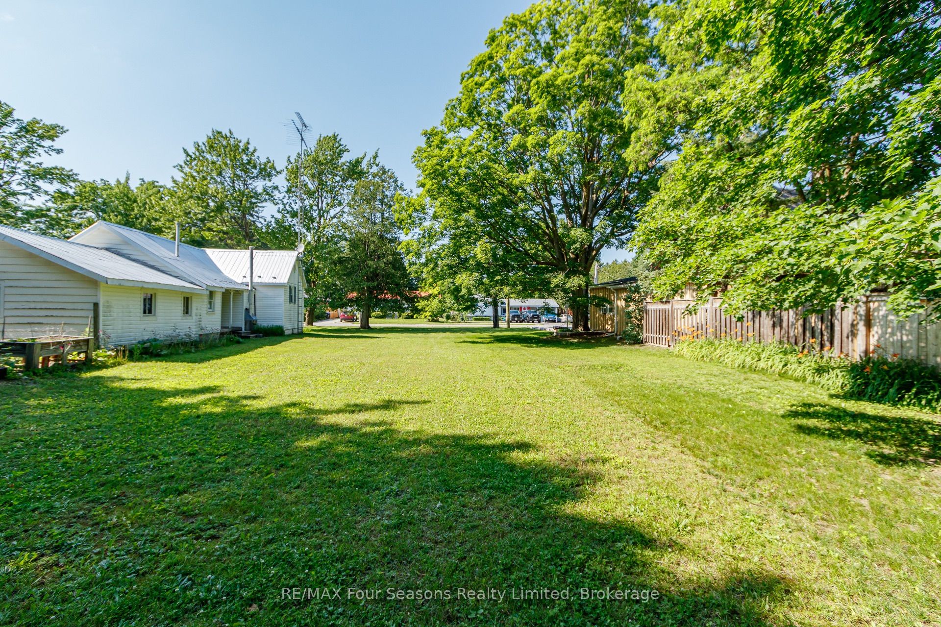 201 Sunnidale Street Property Photo 23