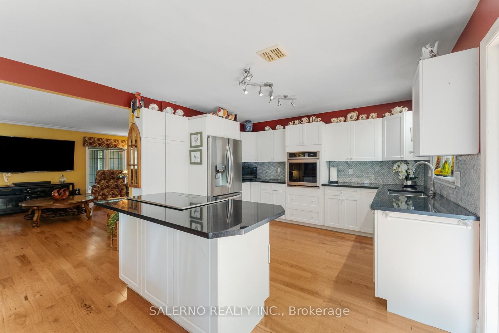 3992 Penetanguishene Road Property Photo 25