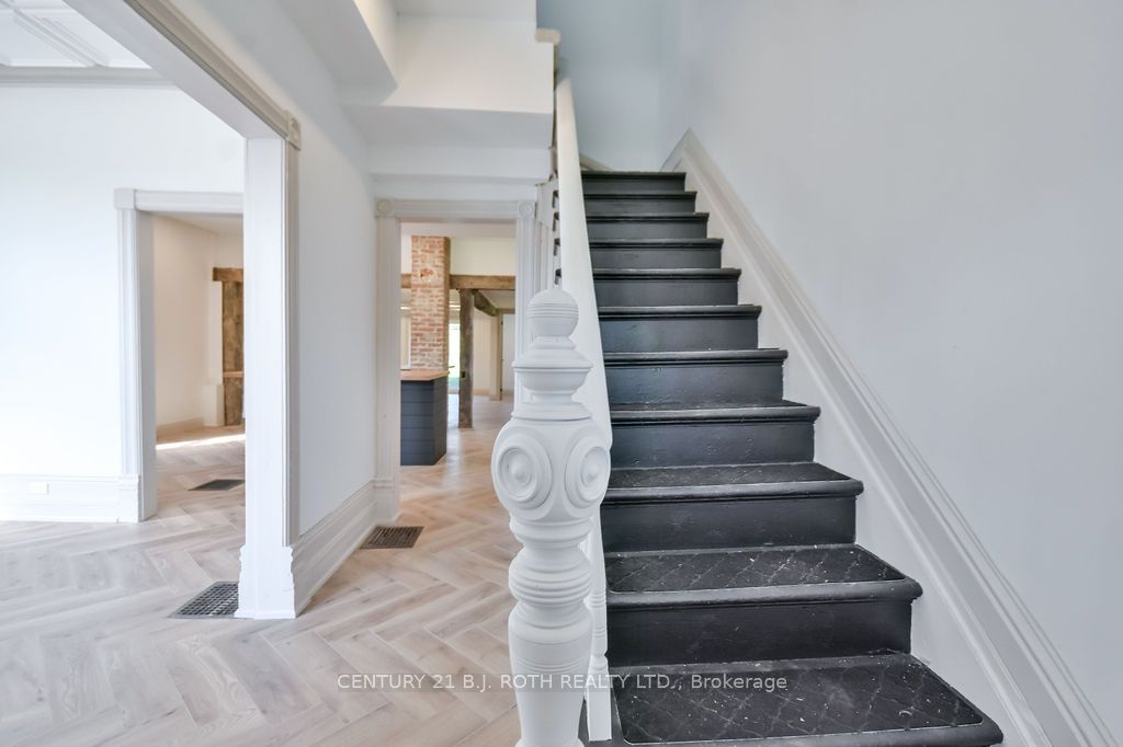 1998 Old Barrie Road E Property Photo 22