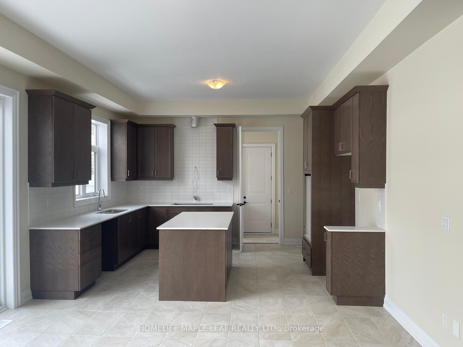 28 Pearsall Place Property Photo 4