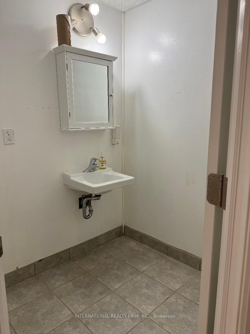 647 Welham Road 13 Property Photo 6