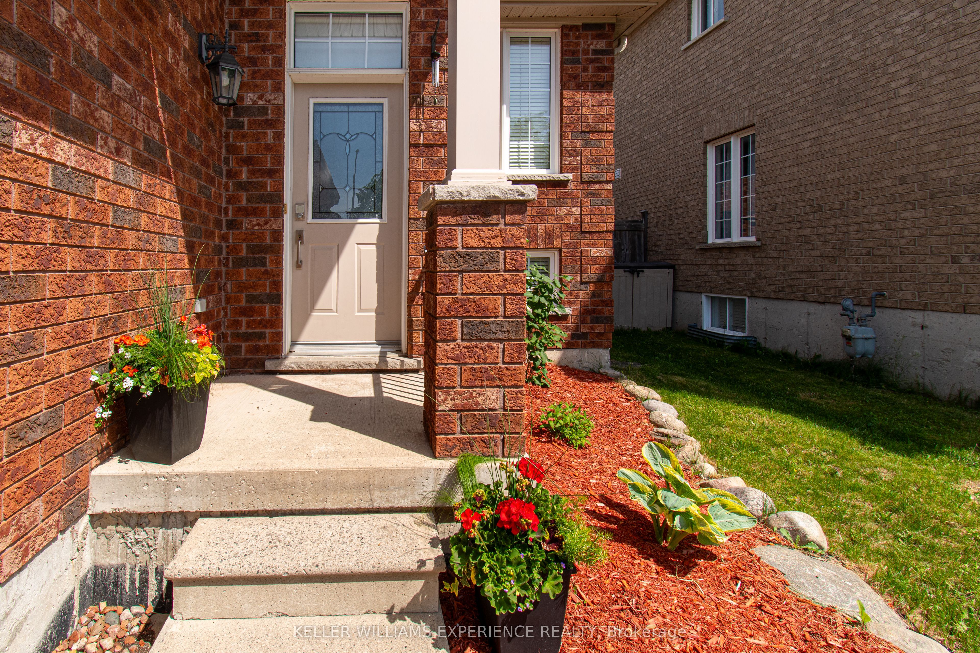 57 Parisian Crescent Property Photo 2