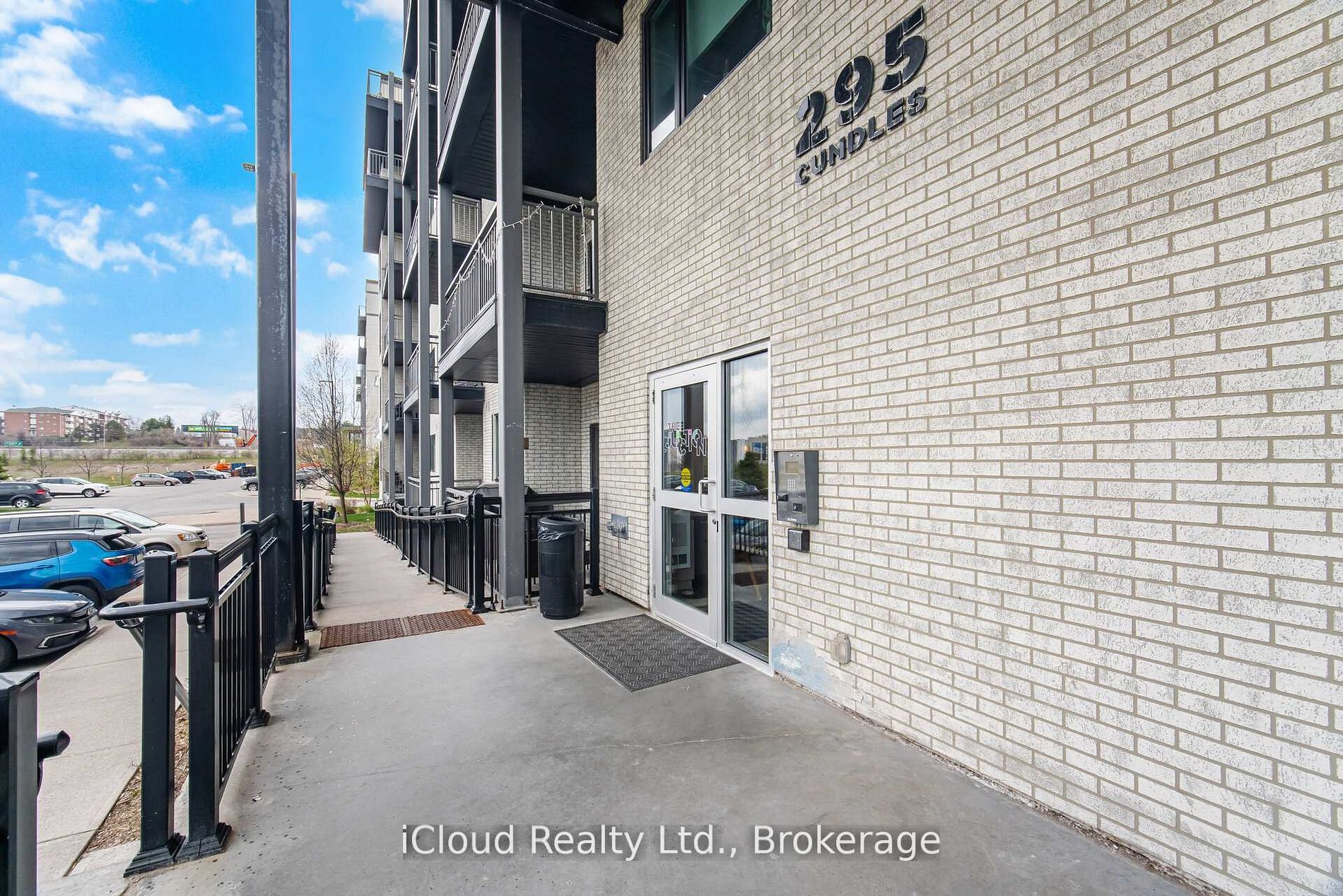 295 Cundles Road E 208 Property Photo 8