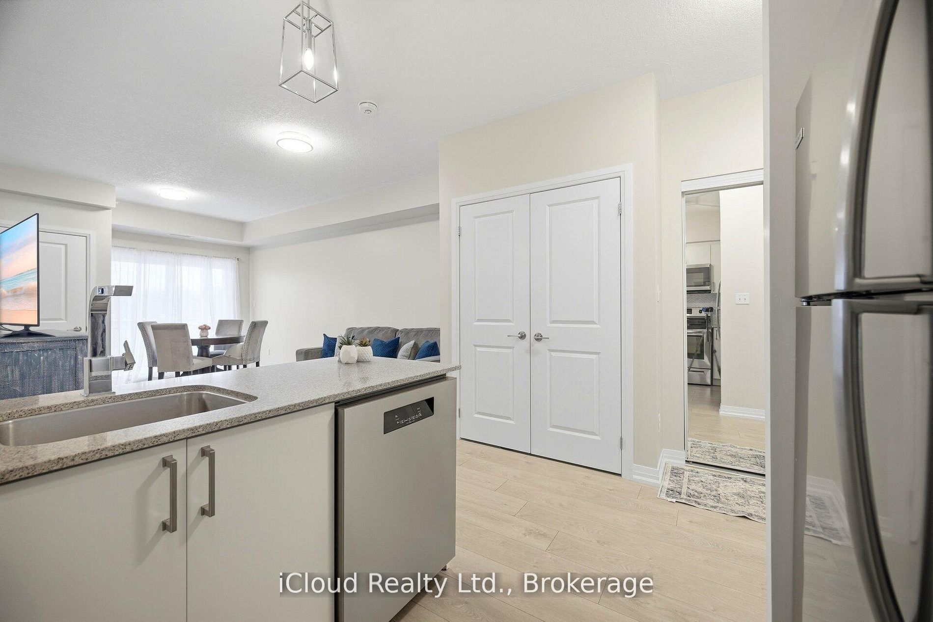 295 Cundles Road E 208 Property Photo 16