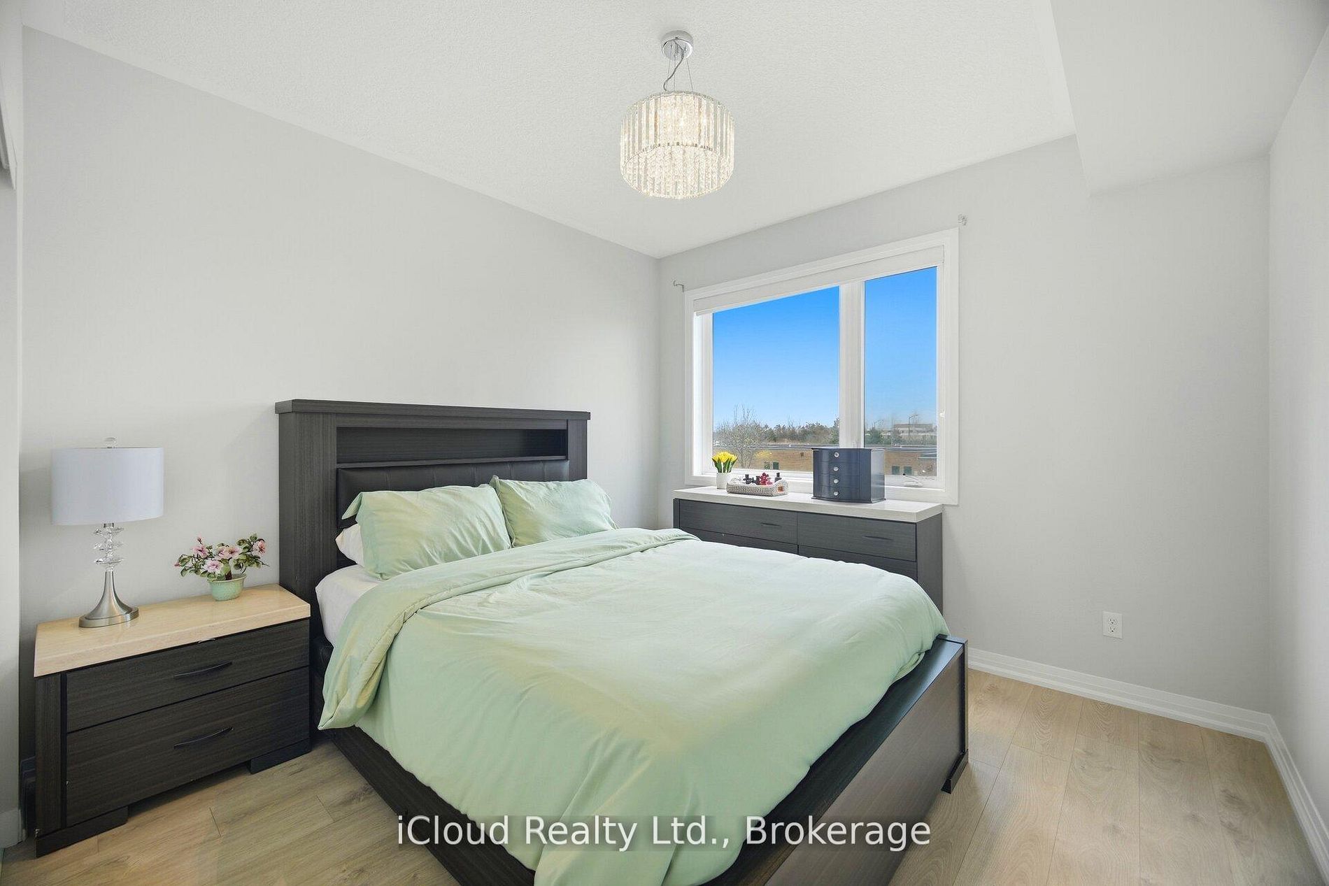 295 Cundles Road E 208 Property Photo 23