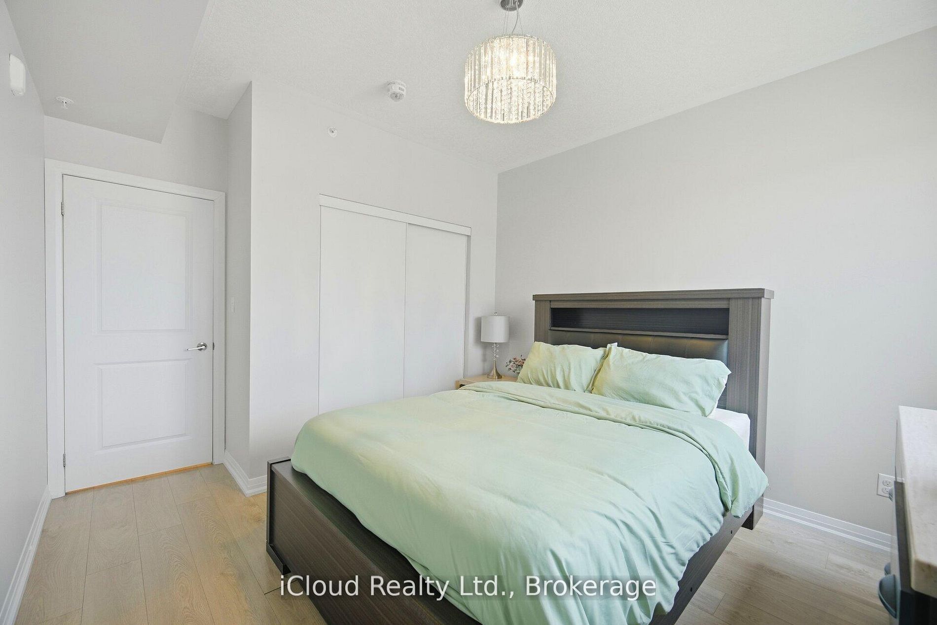 295 Cundles Road E 208 Property Photo 24