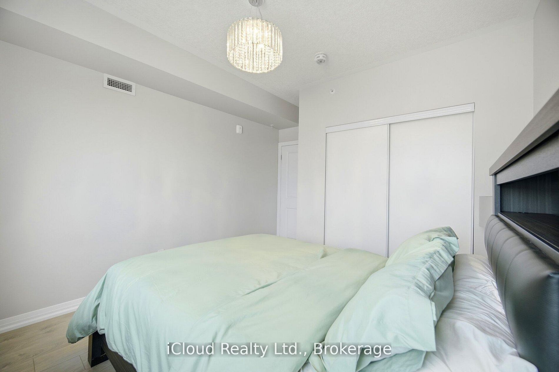 295 Cundles Road E 208 Property Photo 25