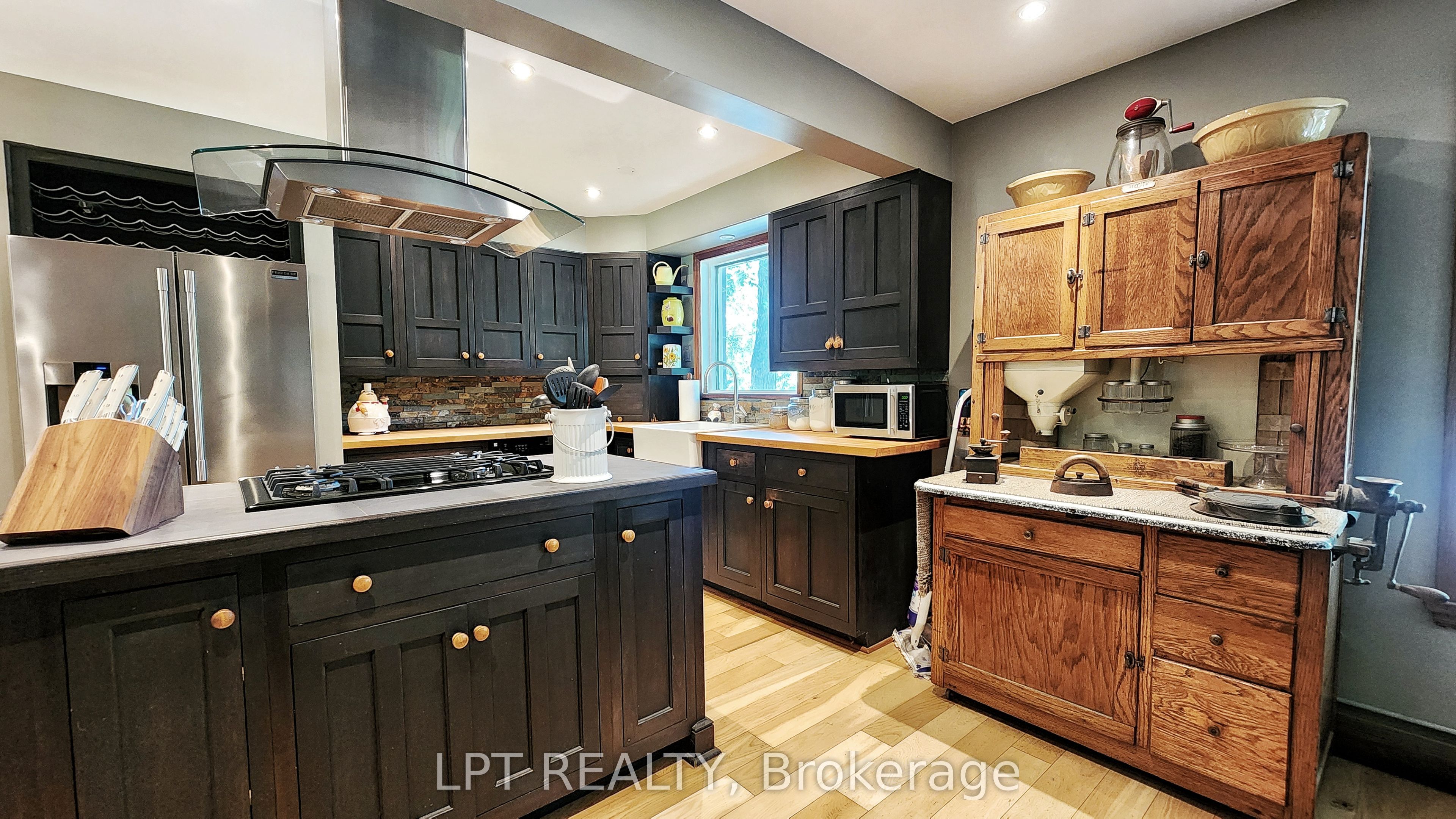 1644 Ridge Road E Property Photo 7