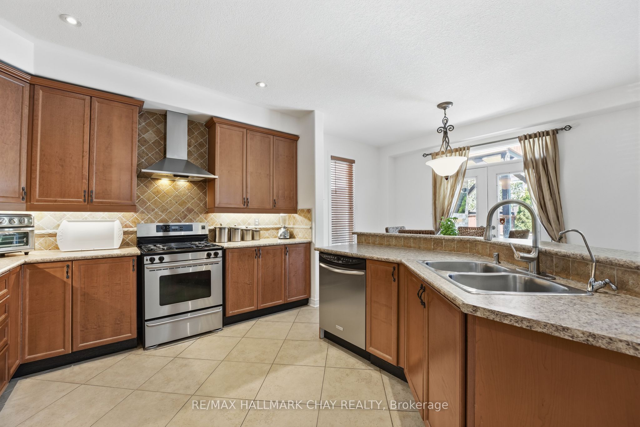 12 Parisian Crescent Property Photo 7
