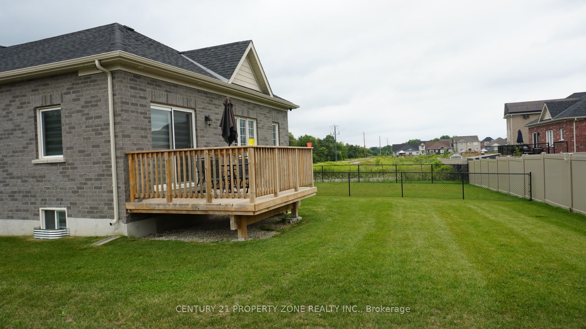 227 Mowat Street N Property Photo 29