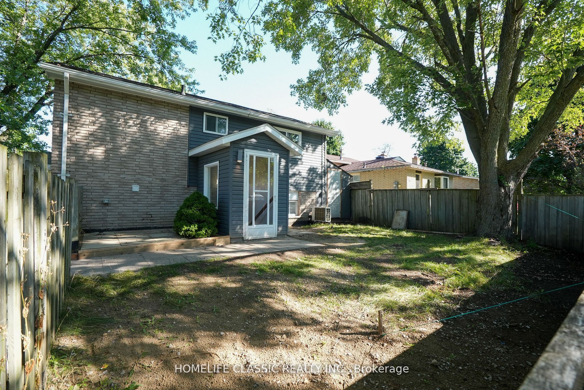 100 Chaucer Crescent Property Photo 1