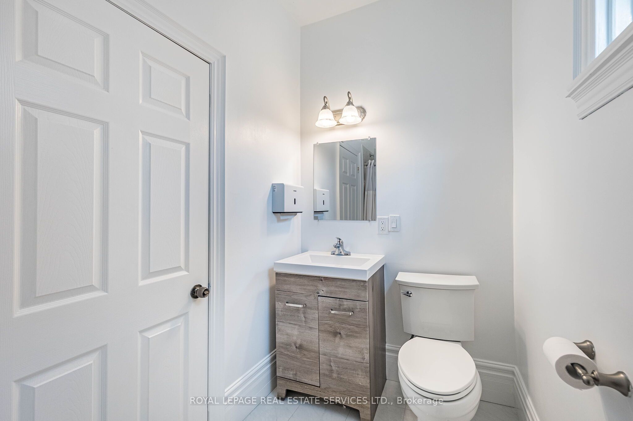 100 Essa Road Property Photo 15
