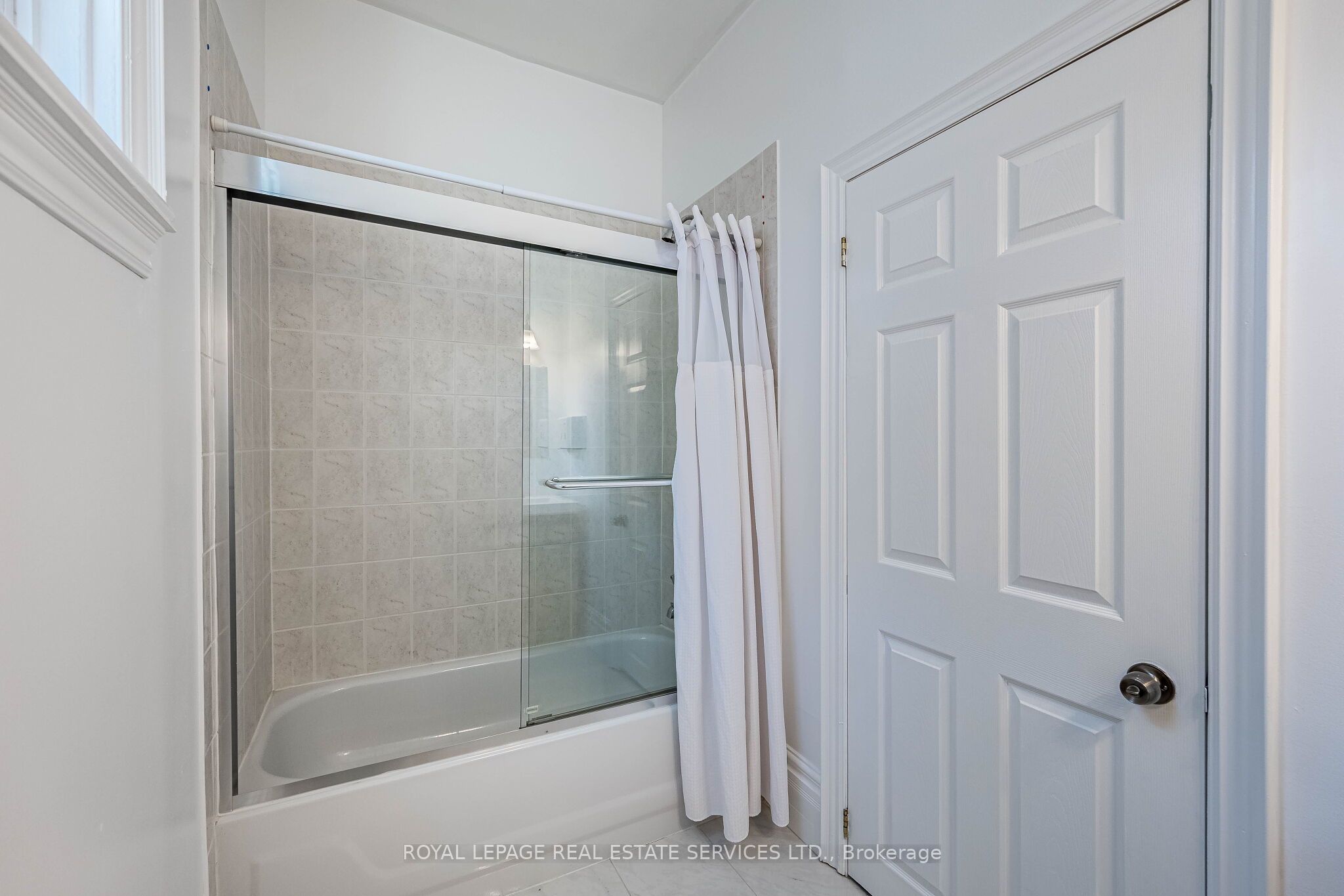 100 Essa Road Property Photo 16