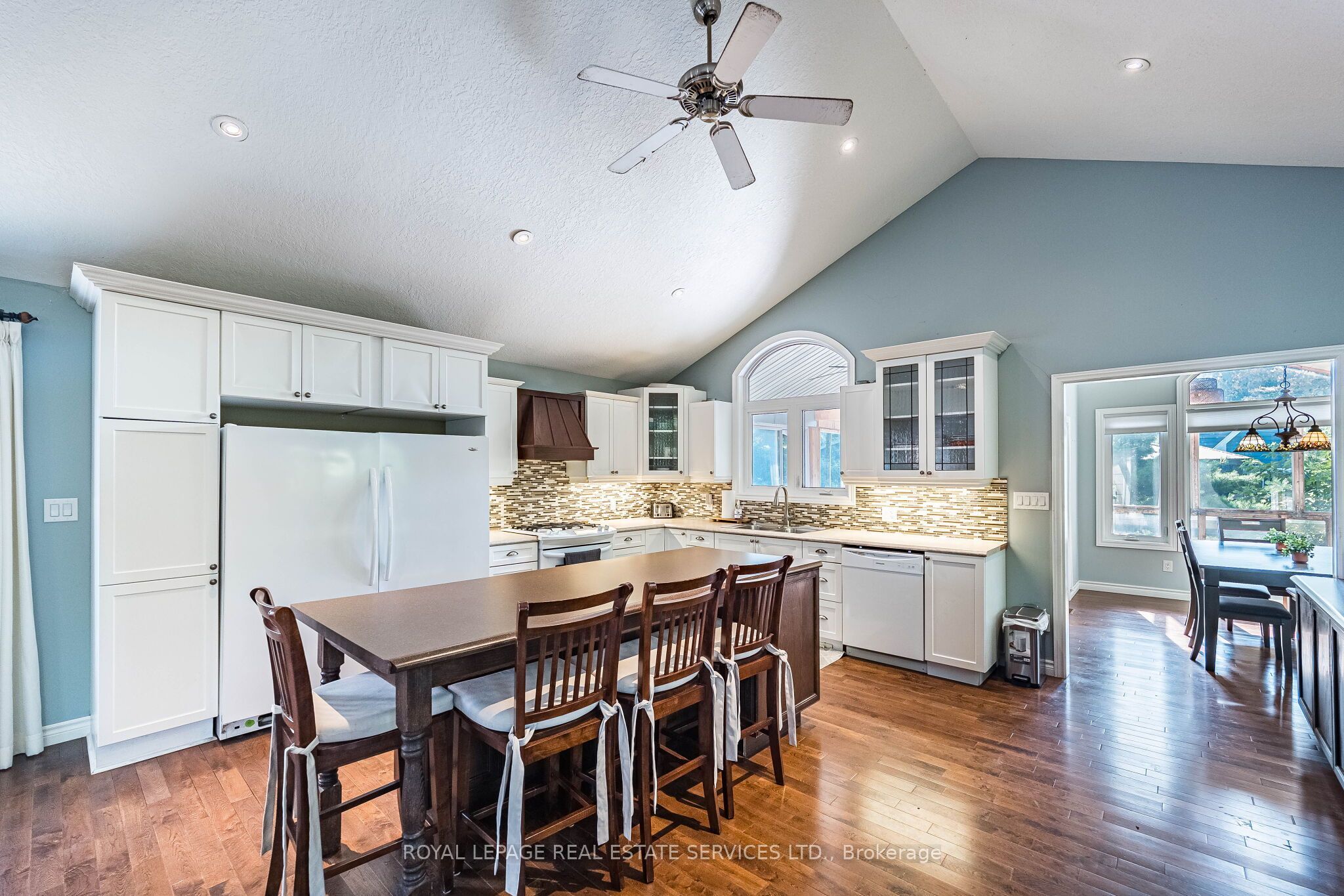 100 Essa Road Property Photo 22