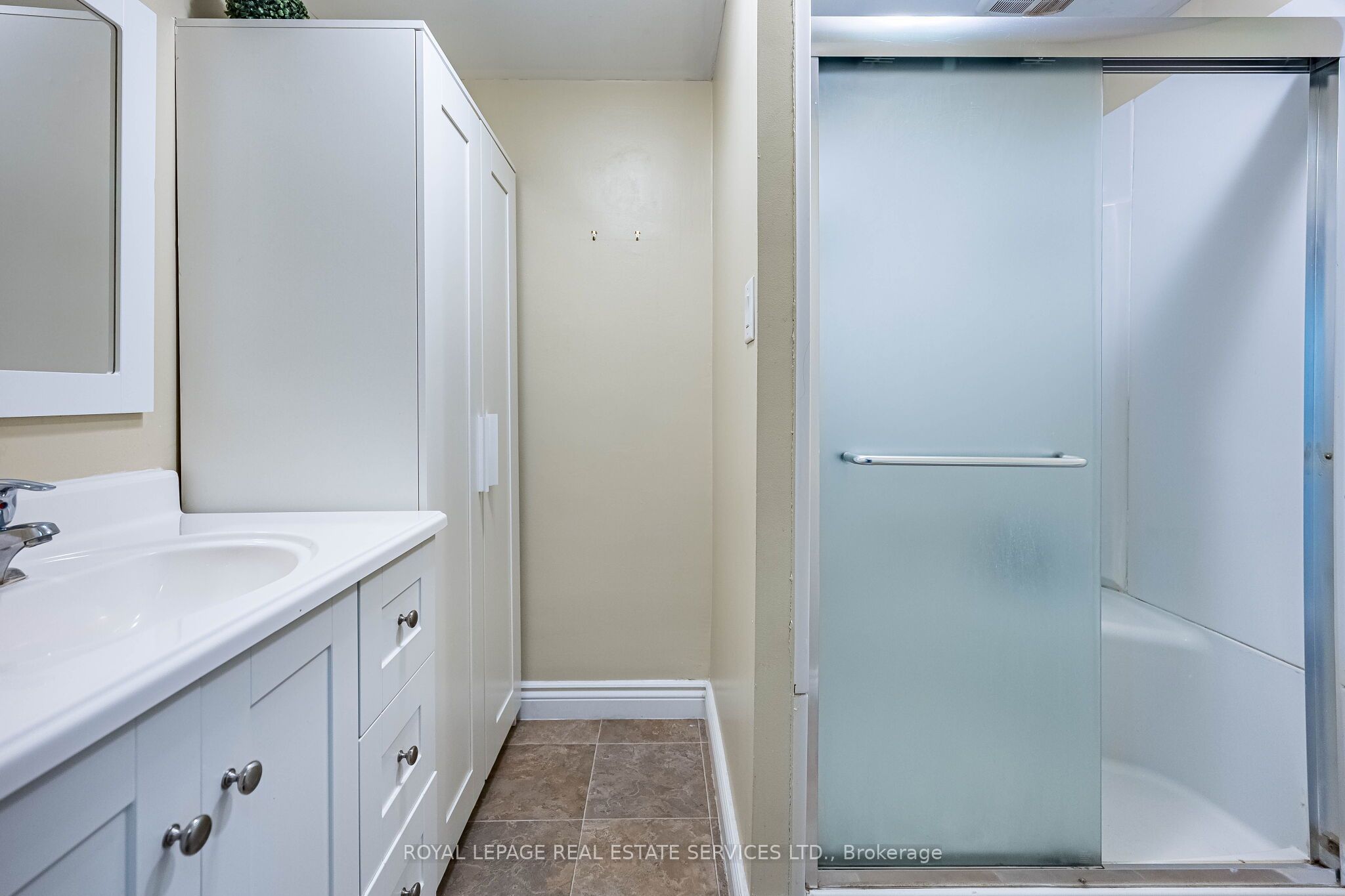100 Essa Road Property Photo 31