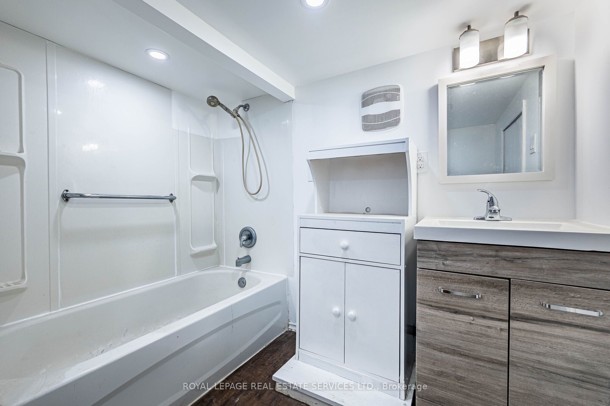 100 Essa Road Property Photo 45