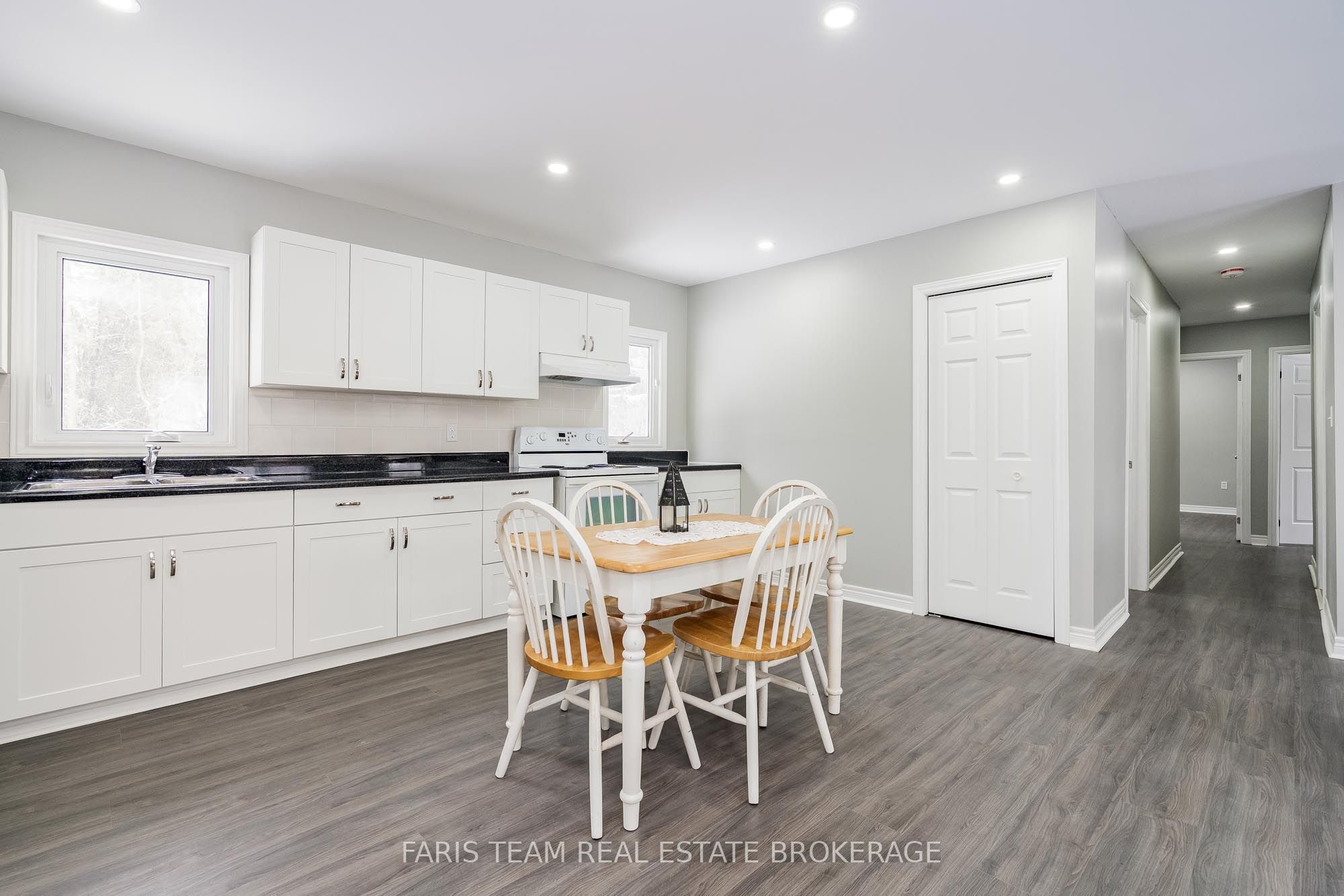 3554 John Street Property Photo 6