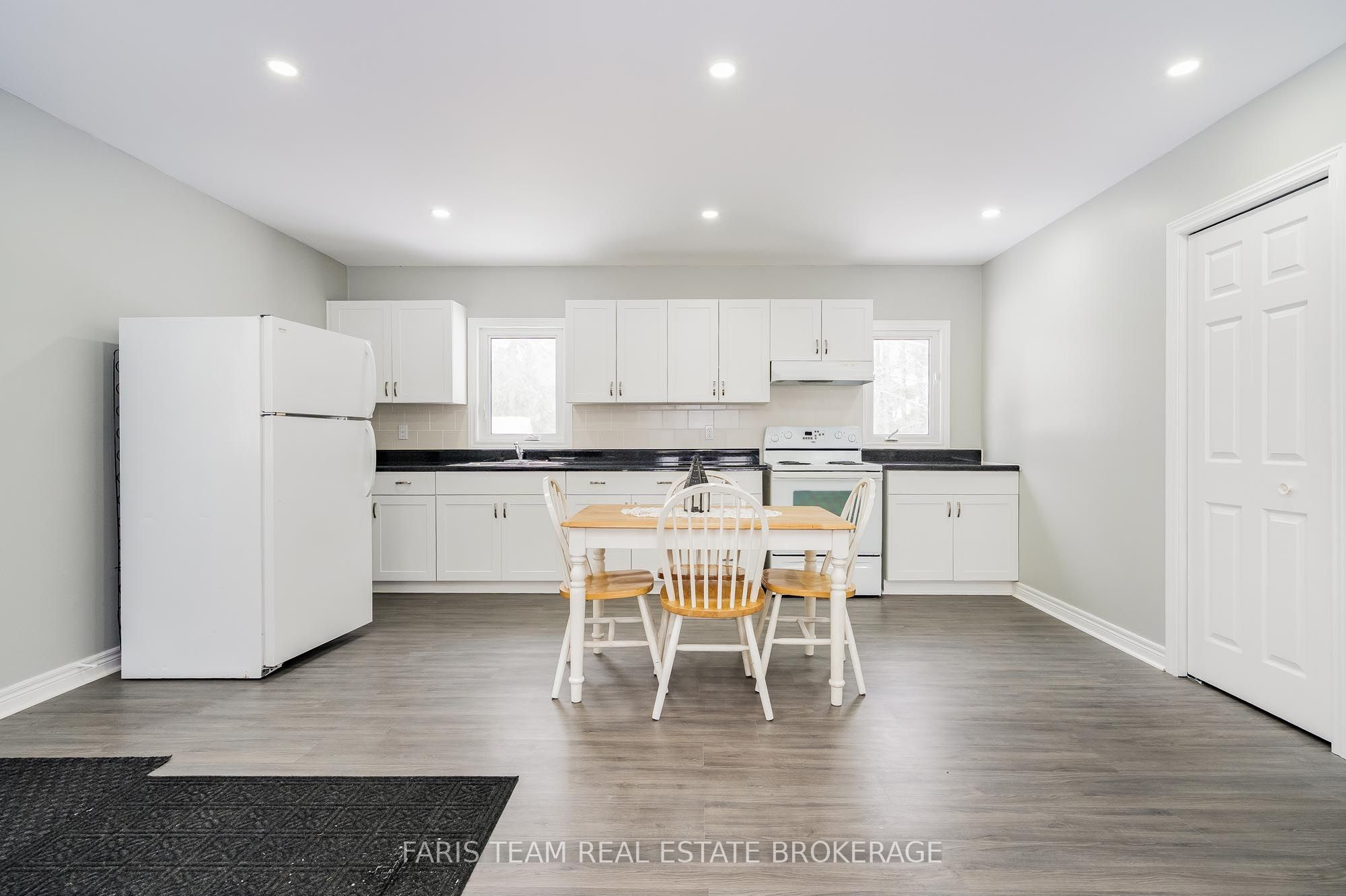 3554 John Street Property Photo 6