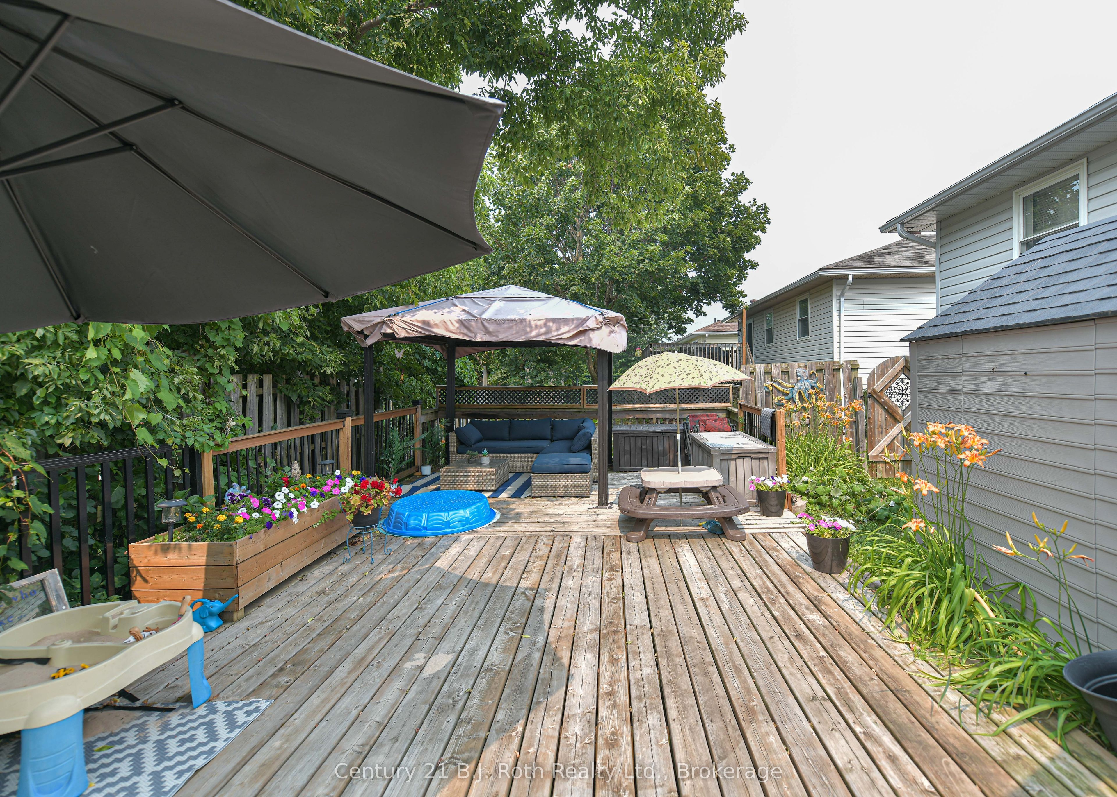44 Courtney Crescent W Property Photo 6
