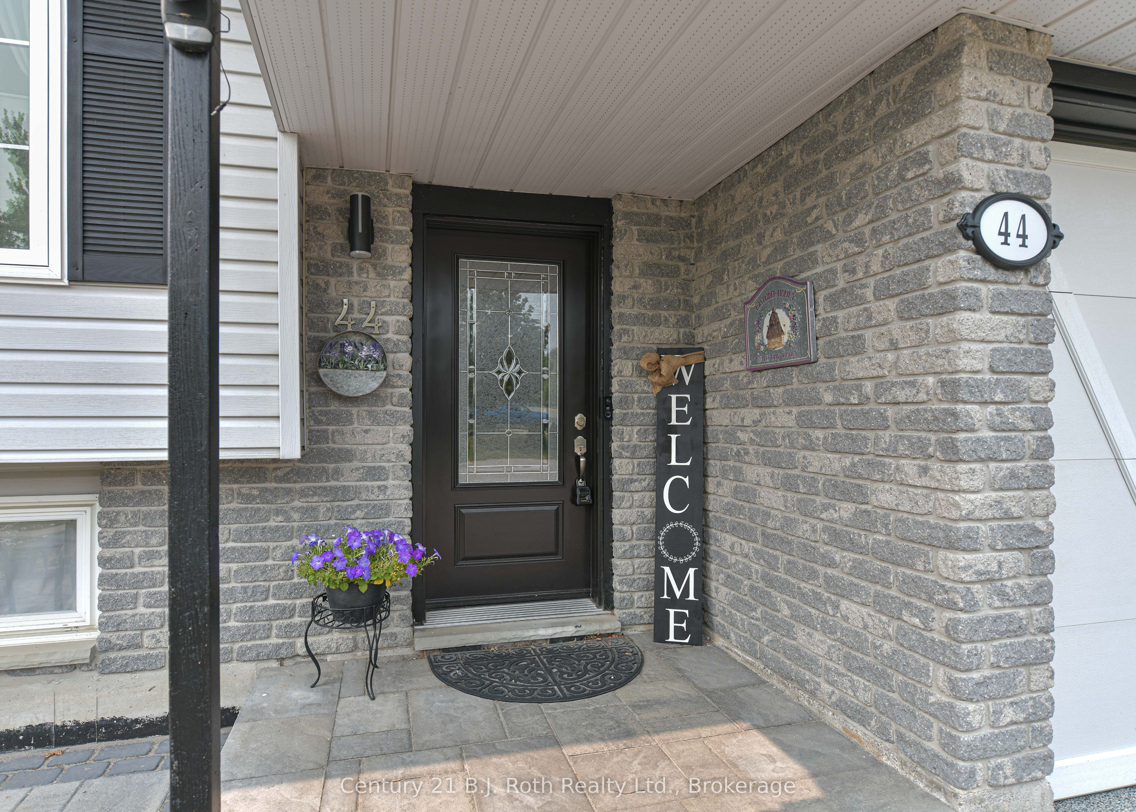44 Courtney Crescent W Property Photo 7