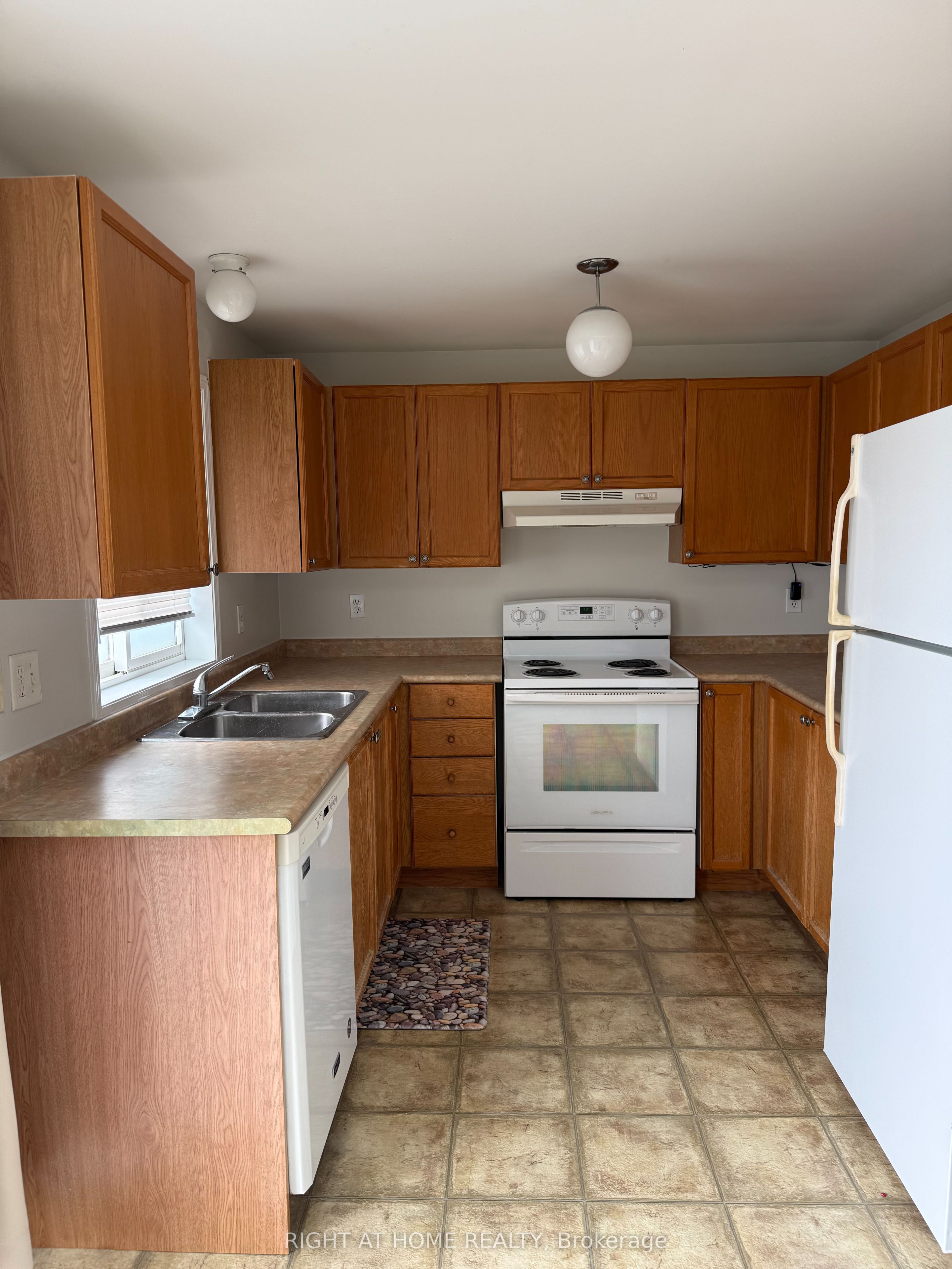 229 Dunsmore Lane Upper Property Photo 6