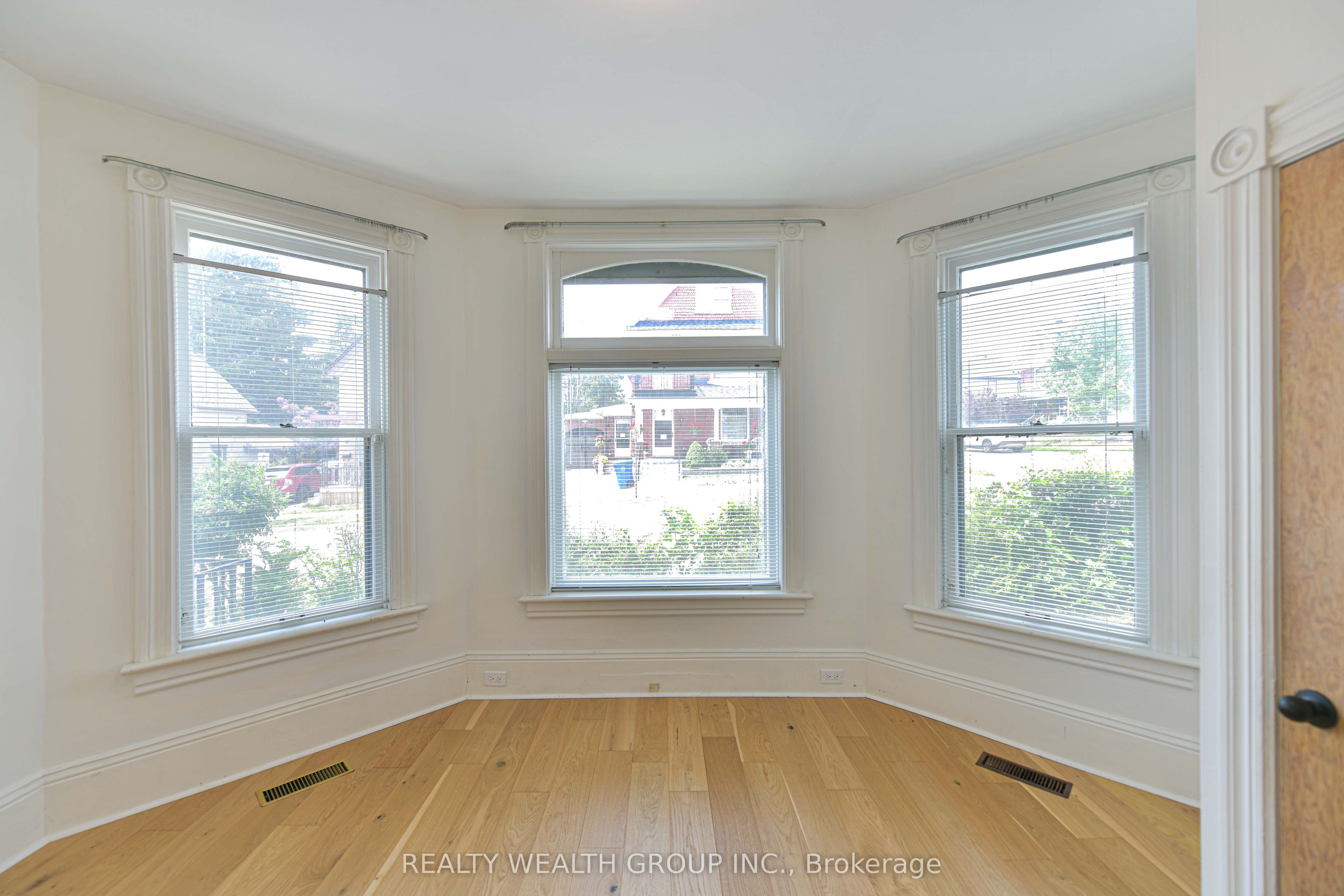 23 Penetang Street 2 Property Photo 17