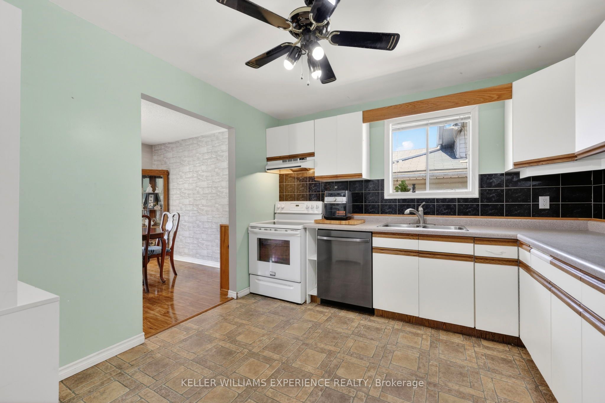 645 Bayview Drive Property Photo 3