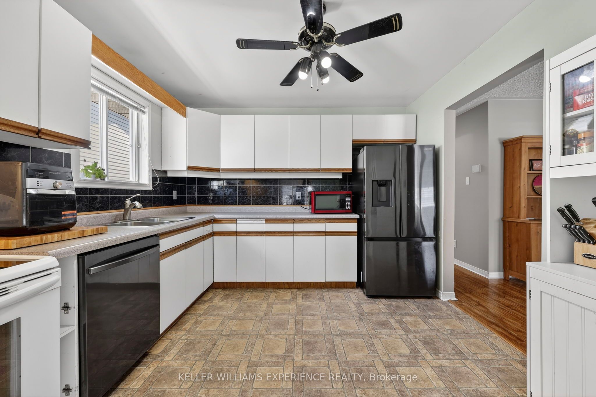 645 Bayview Drive Property Photo 4