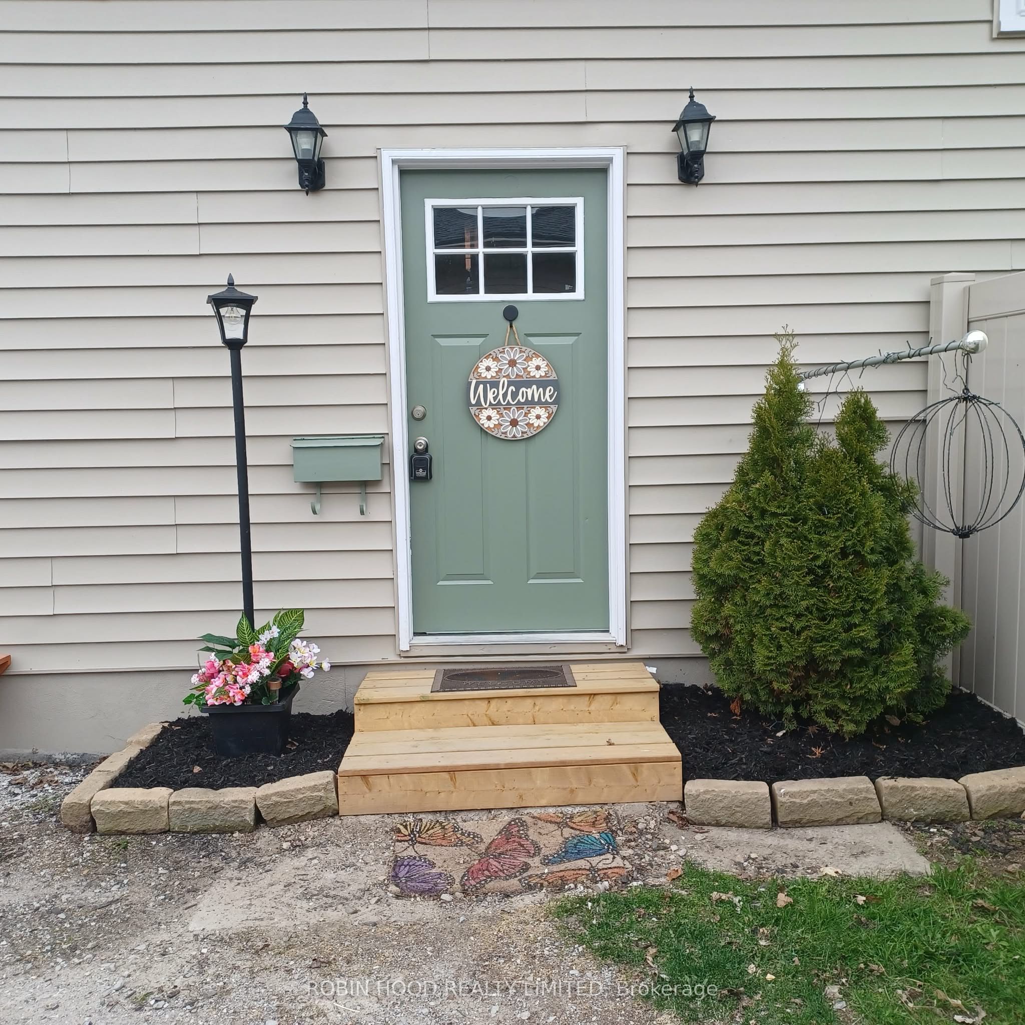 112 Borland Street E Property Photo 4