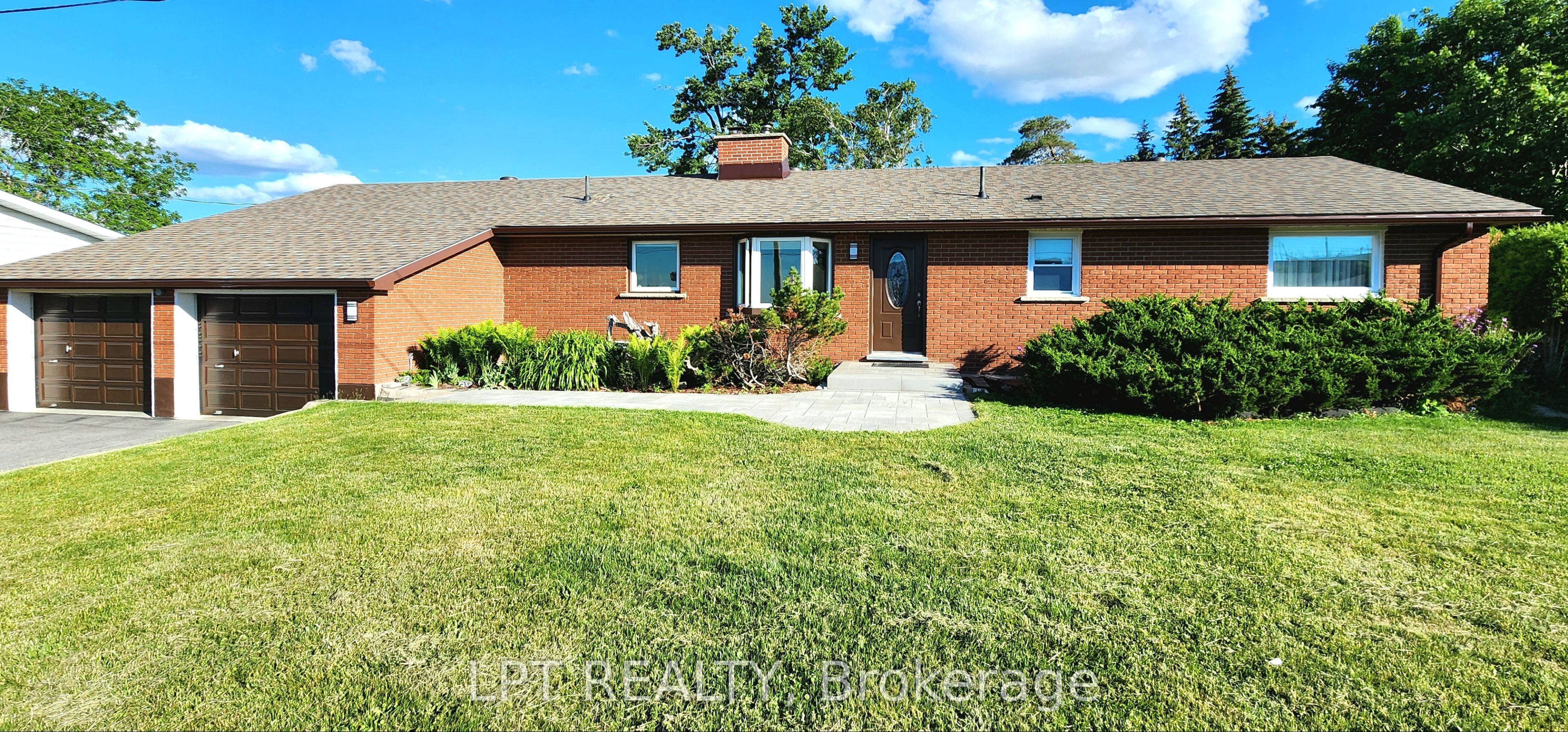 585 Mapleview Drive E Property Photo 1