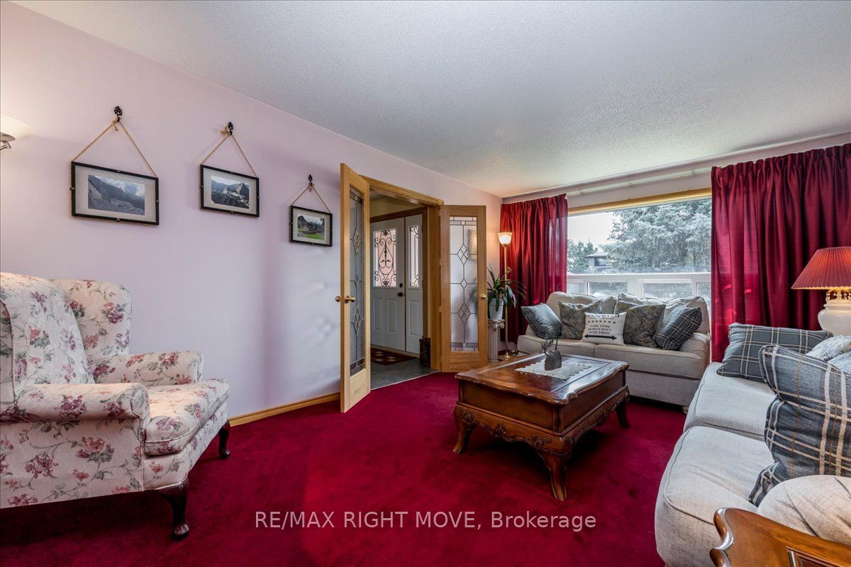55 Laurentian Lane Property Photo 4