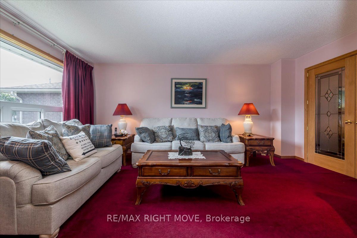 55 Laurentian Lane Property Photo 6