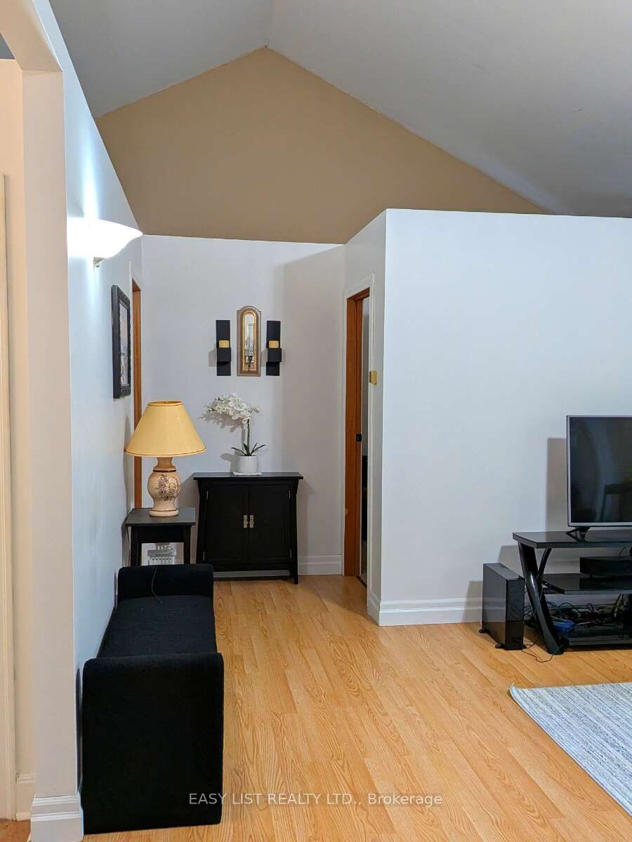 2135 Champlain Road Property Photo 6
