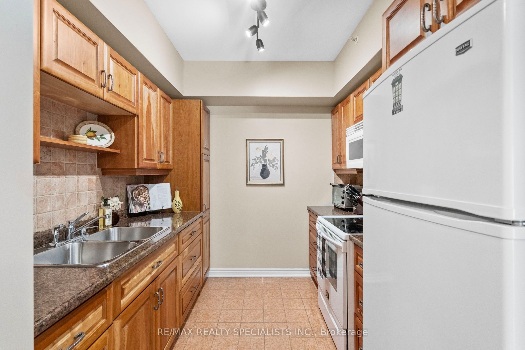 41 Ferndale Drive S 408 Property Photo 17