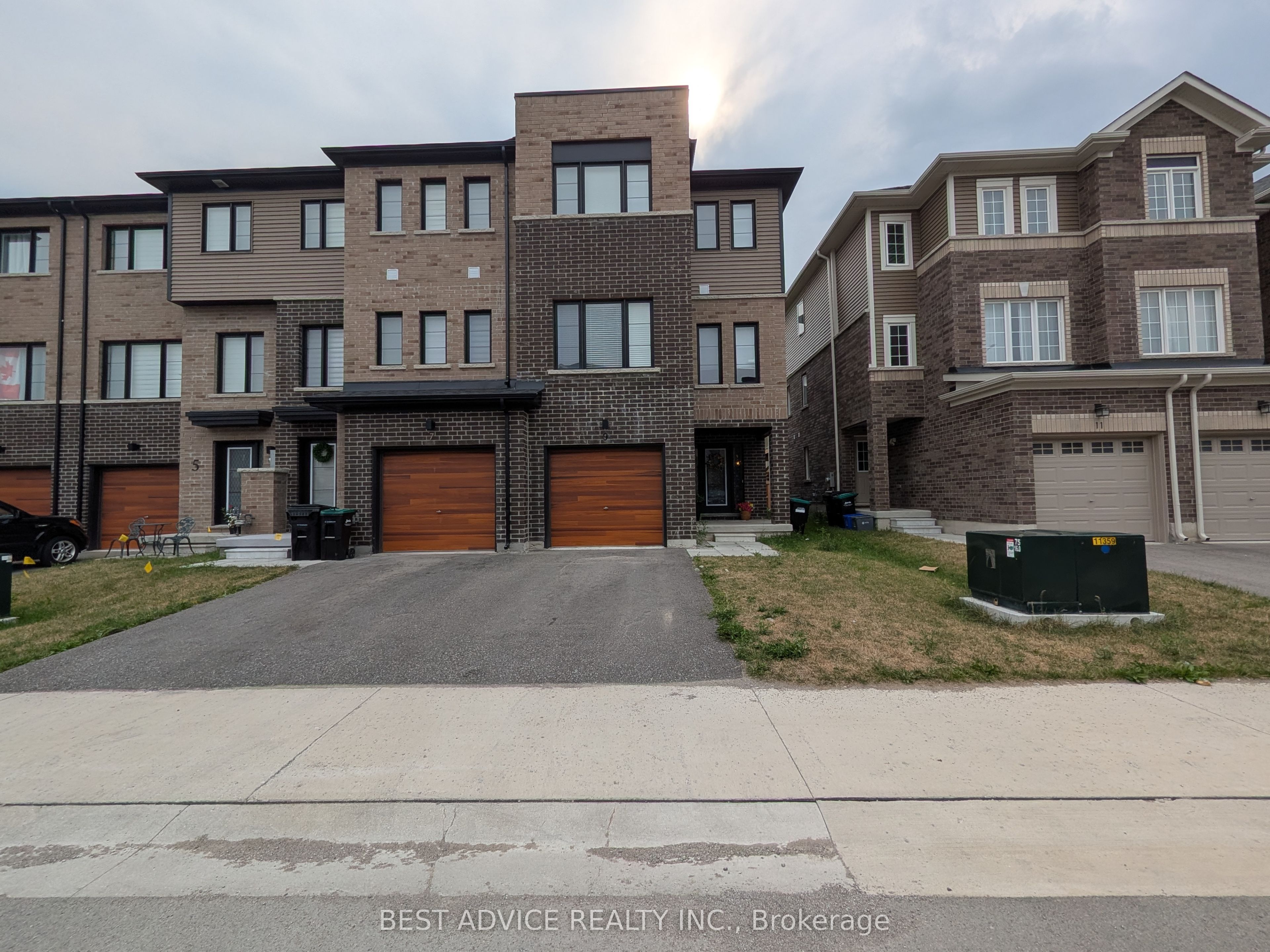 9 Pumpkin Corner Crescent Property Photo 1
