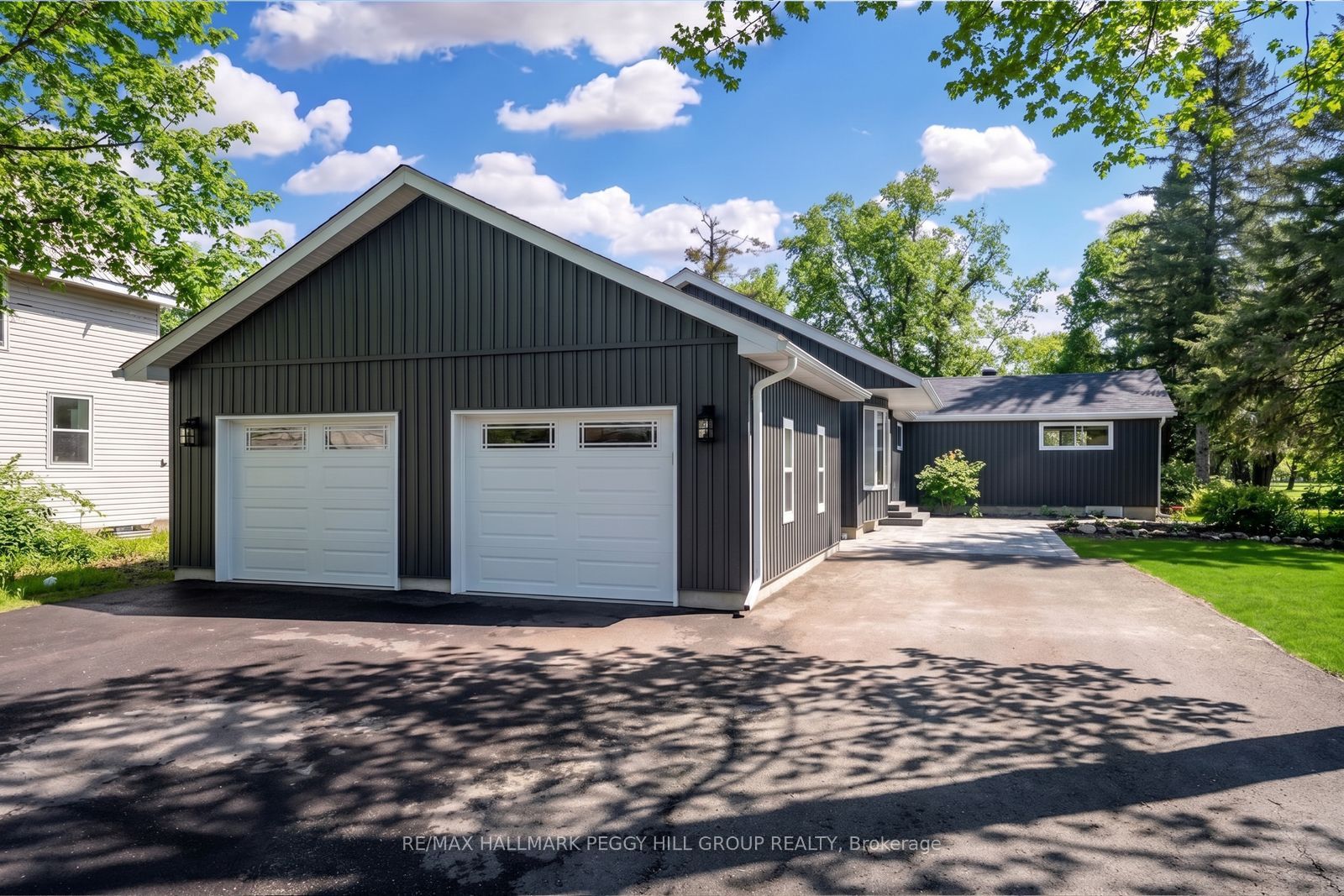 386 Peter Street N Property Photo 1