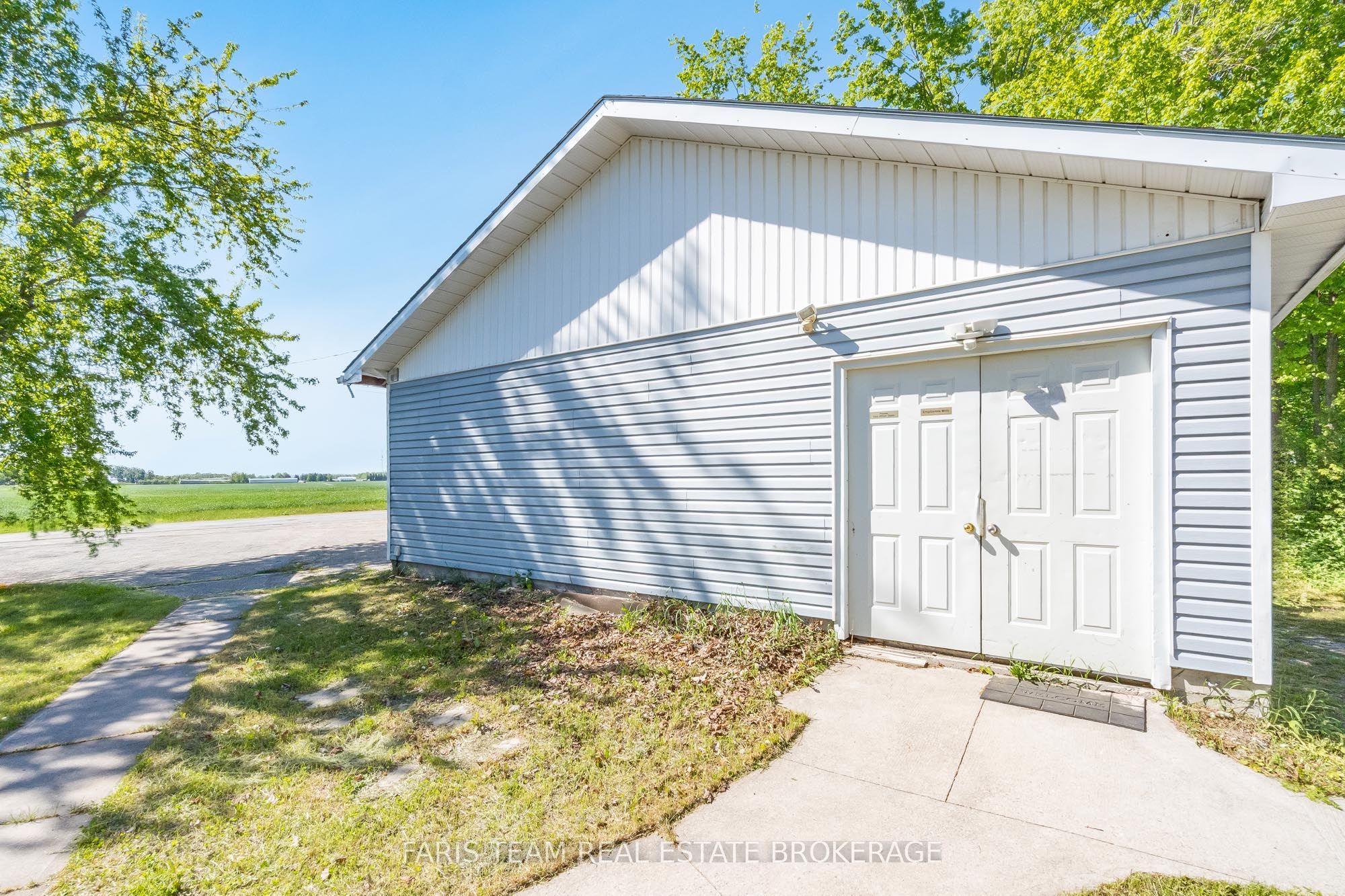 1008 Rainbow Valley Road W Property Photo 8