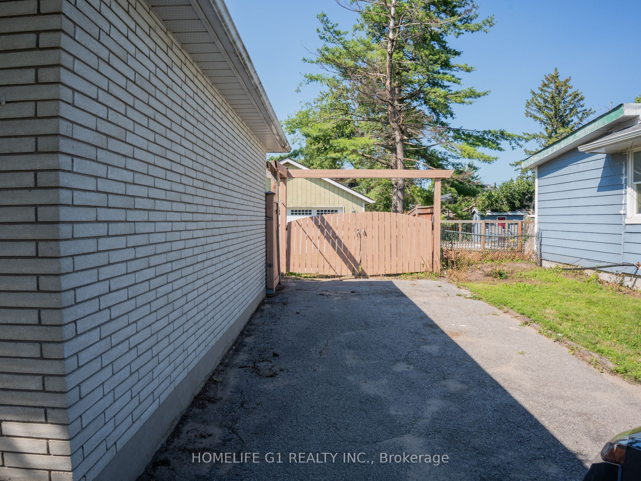330 Grove Street E Property Photo 21