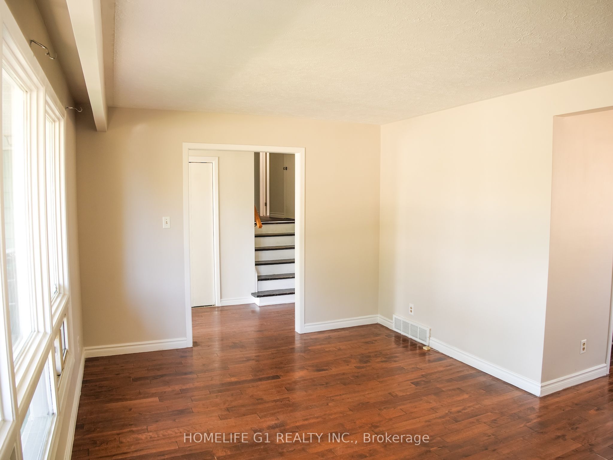 330 Grove Street E Property Photo 25