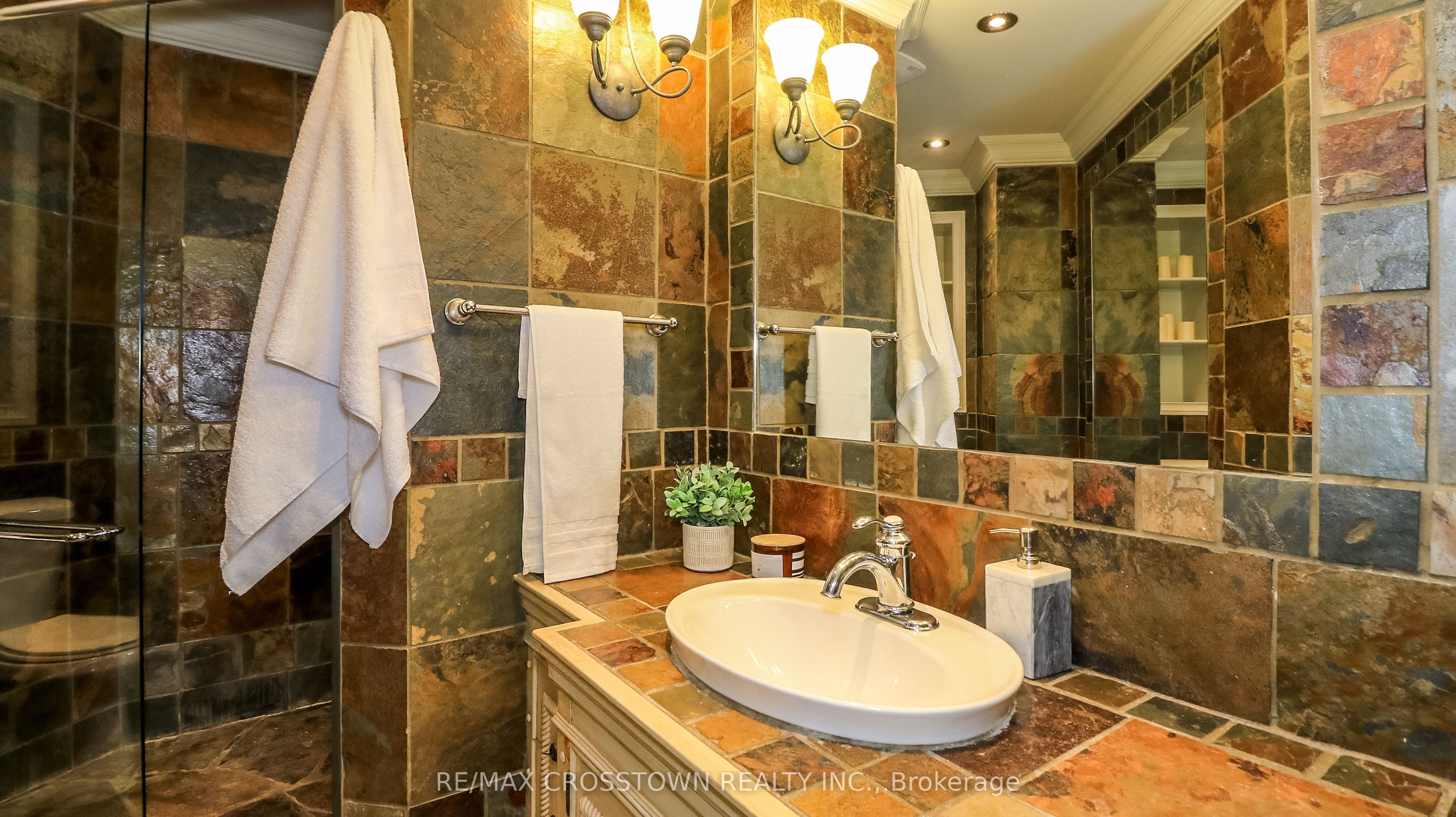 183 Lakeshore Road W Property Photo 27