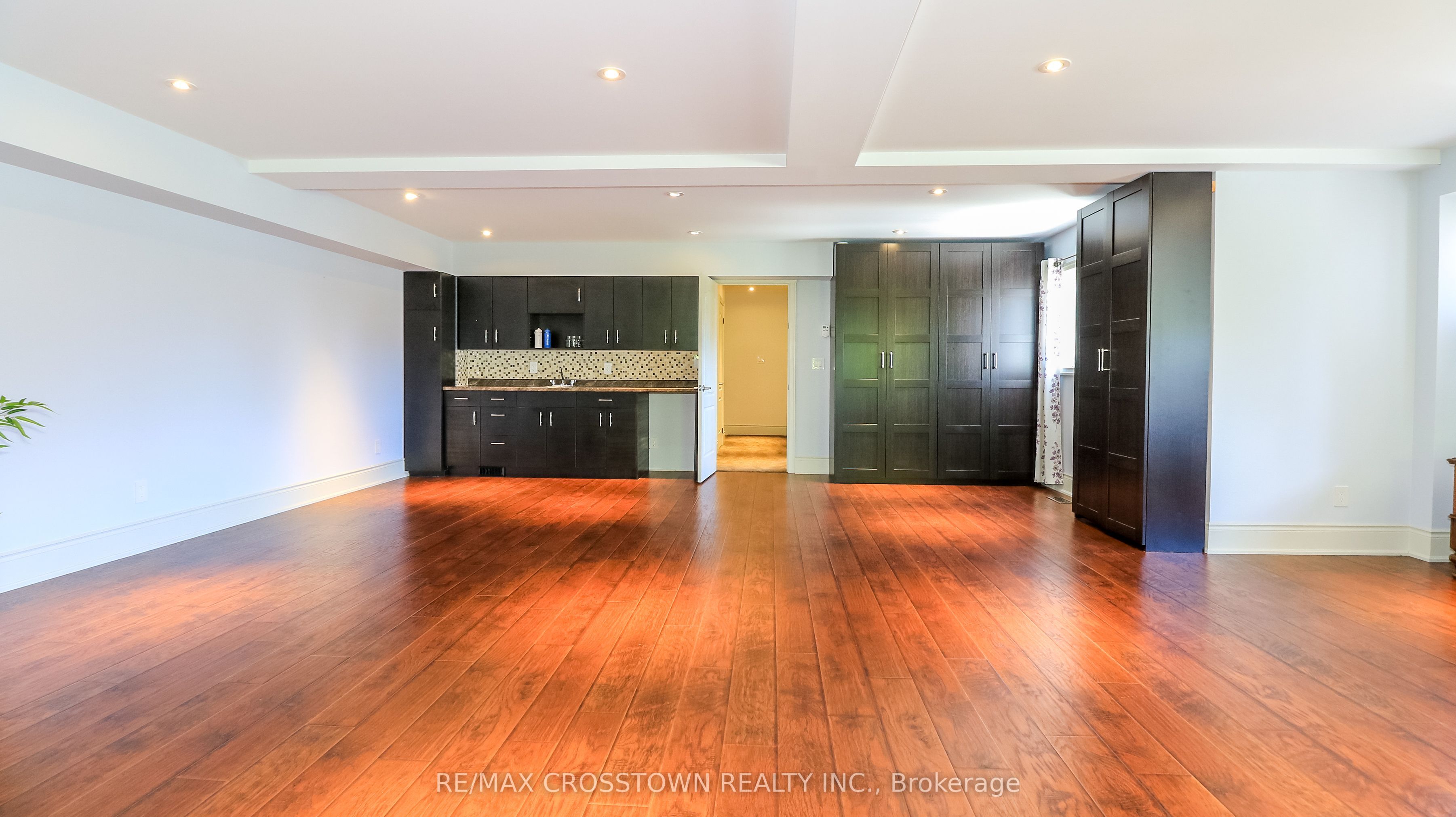 183 Lakeshore Road W Property Photo 37