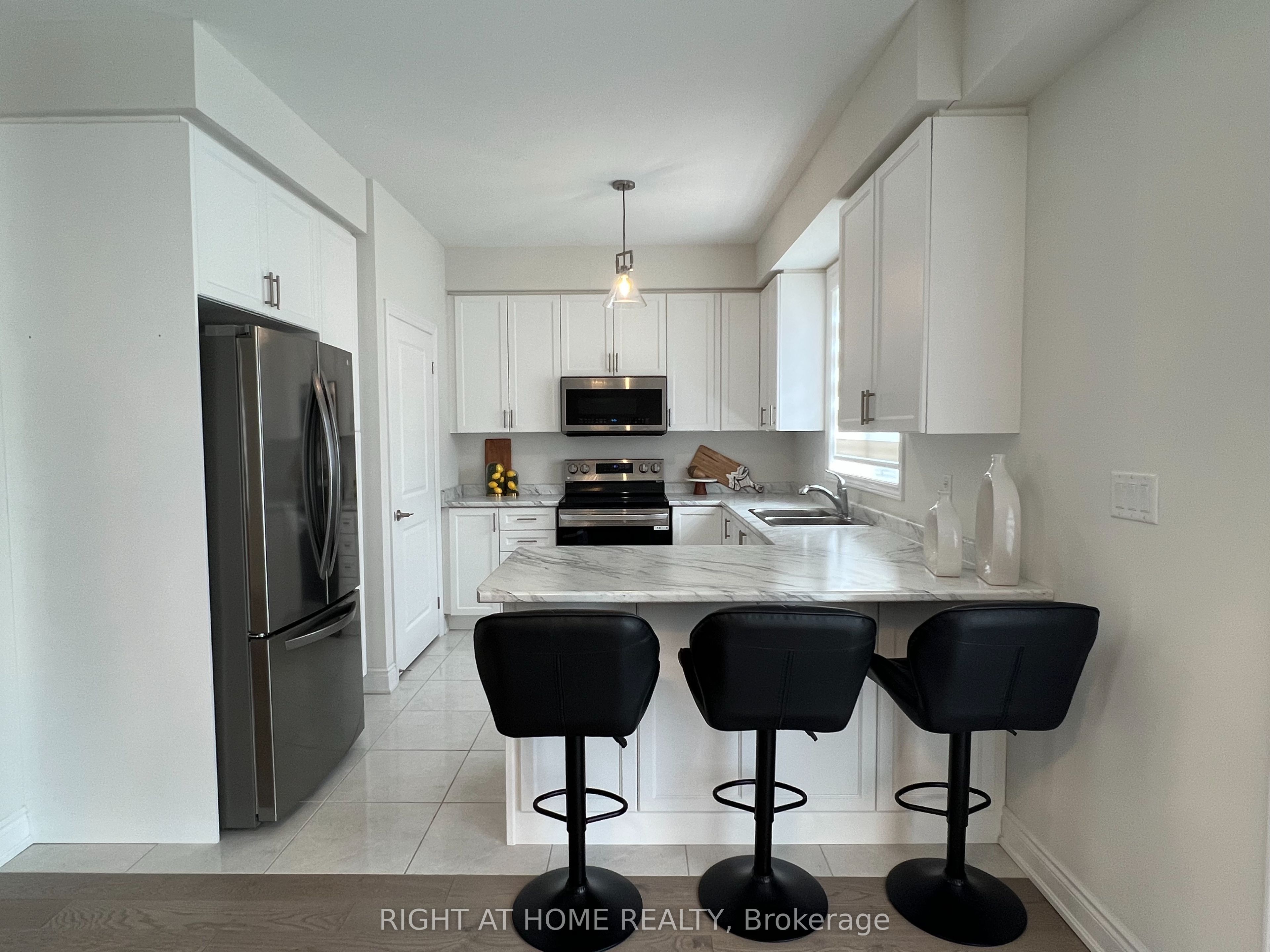 24 Tamworth Terrace W Property Photo 6