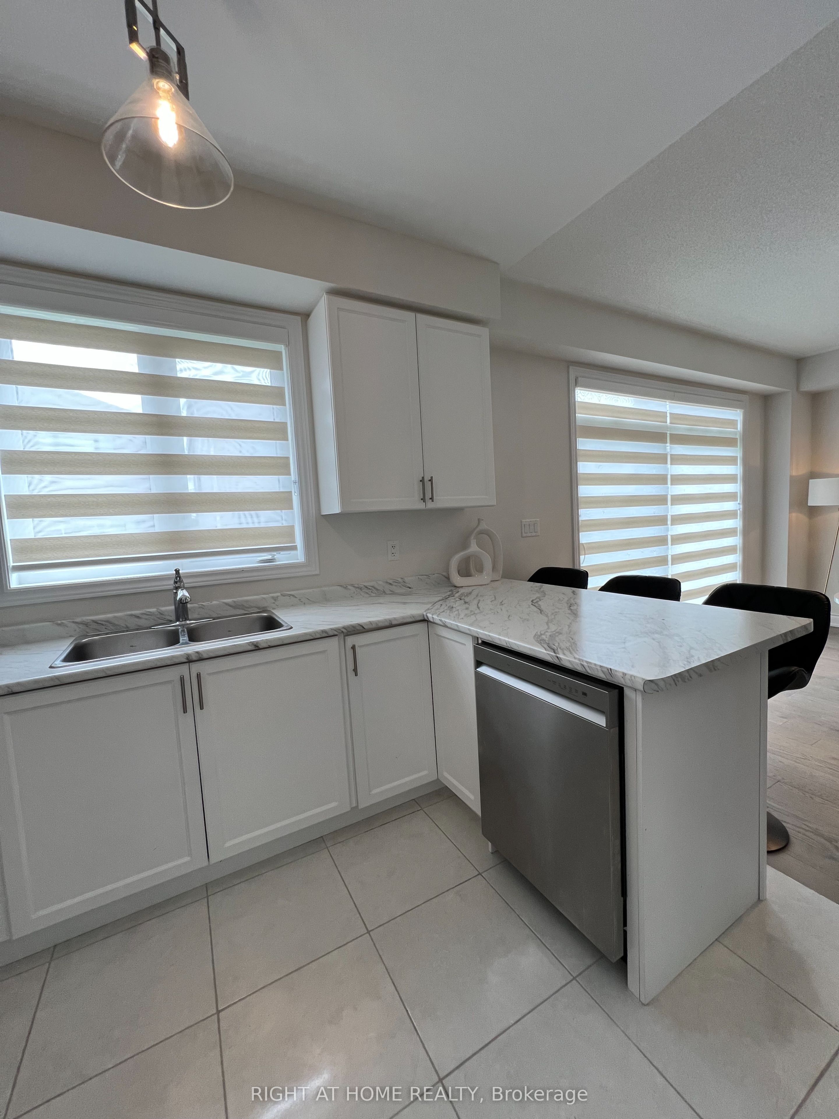 24 Tamworth Terrace W Property Photo 8