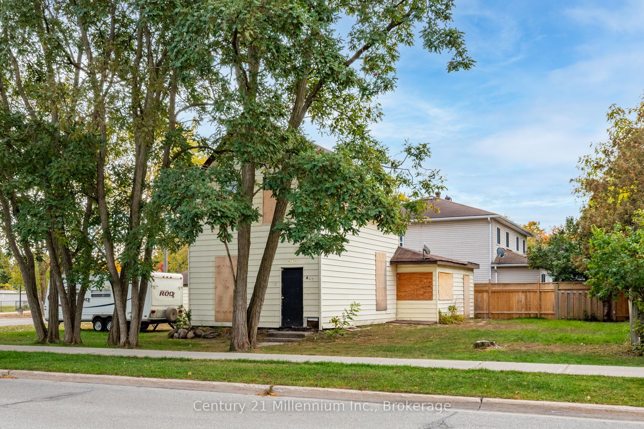 469 Robert Street Property Photo 4