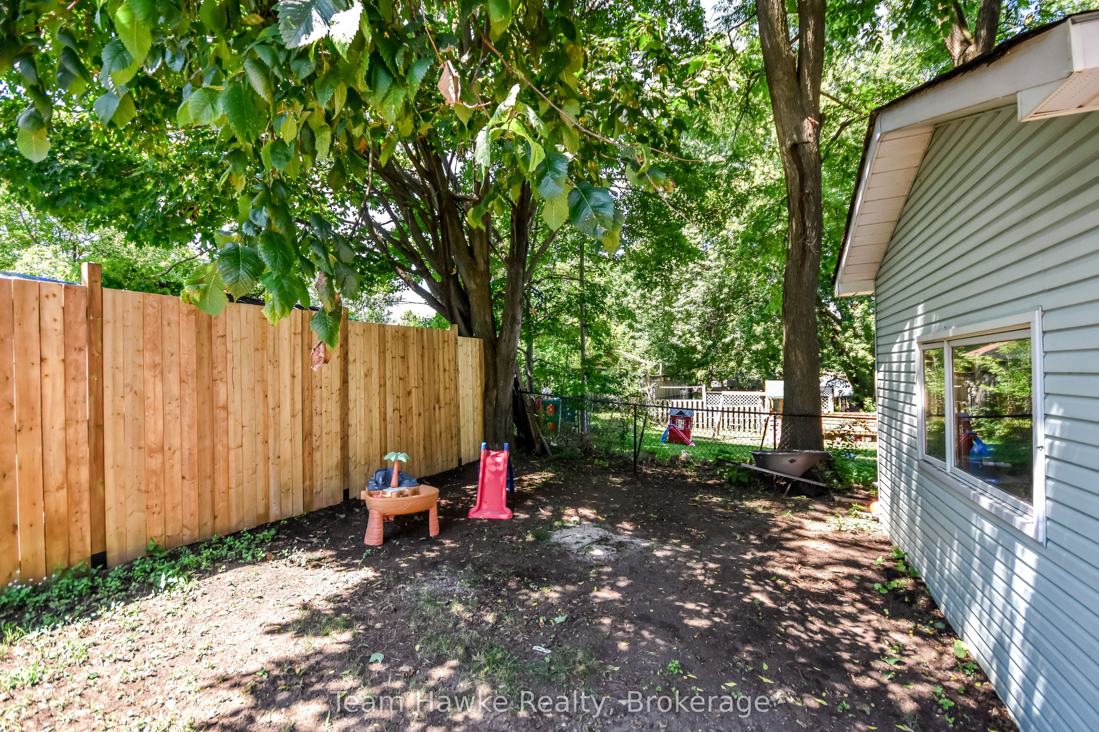 346 Yonge Street Property Photo 45