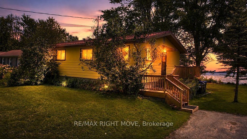 1525 Cunningham Crescent Property Photo 2
