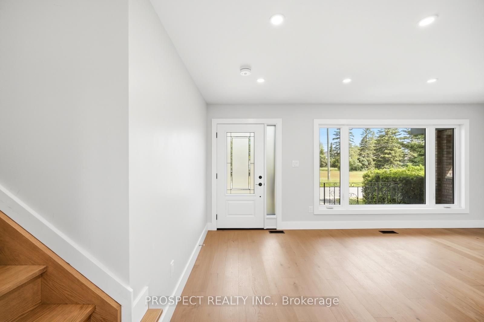 568 Simcoe Street Property Photo 4