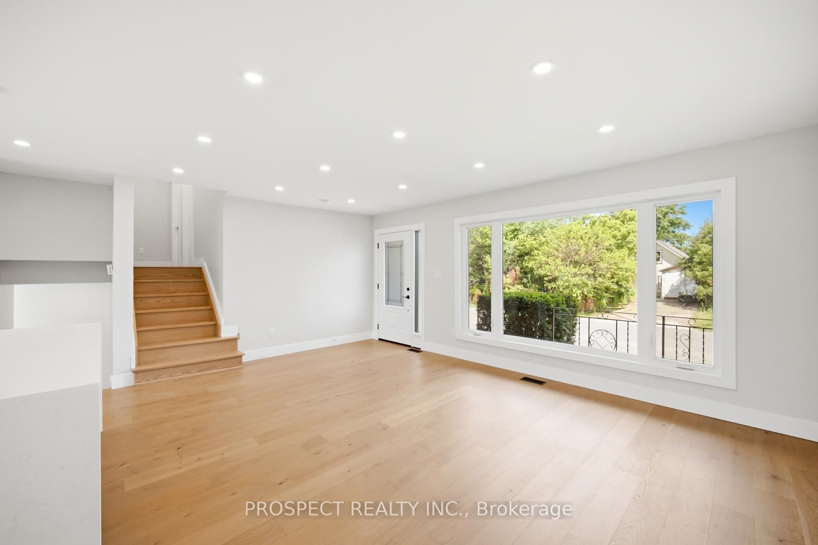 568 Simcoe Street Property Photo 6