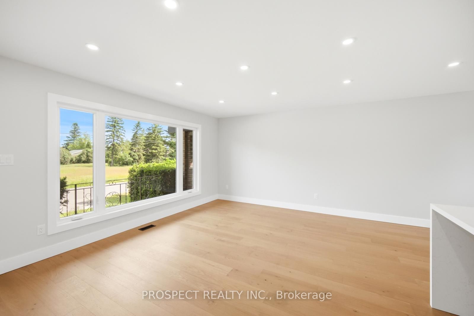 568 Simcoe Street Property Photo 9