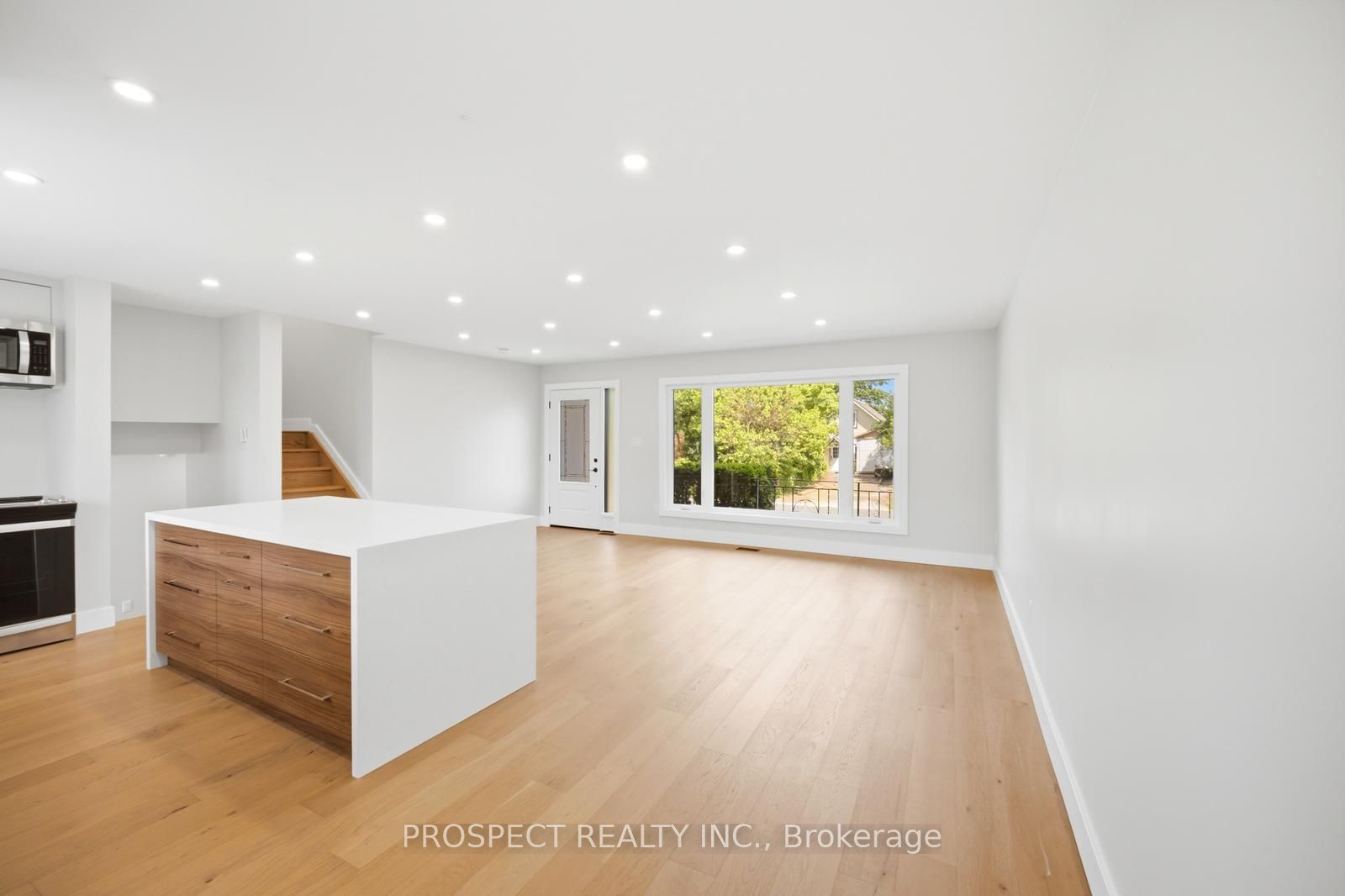 568 Simcoe Street Property Photo 16